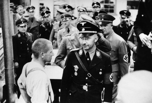 Bundesarchiv_Bild_152-11-12,_Dachau,_Konzentrationslager,_Besuch_Himmlers