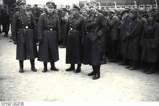 Bundesarchiv_Bild_192-206_KZ_Mauthausen_SS-Manner_vor_Gefangenen